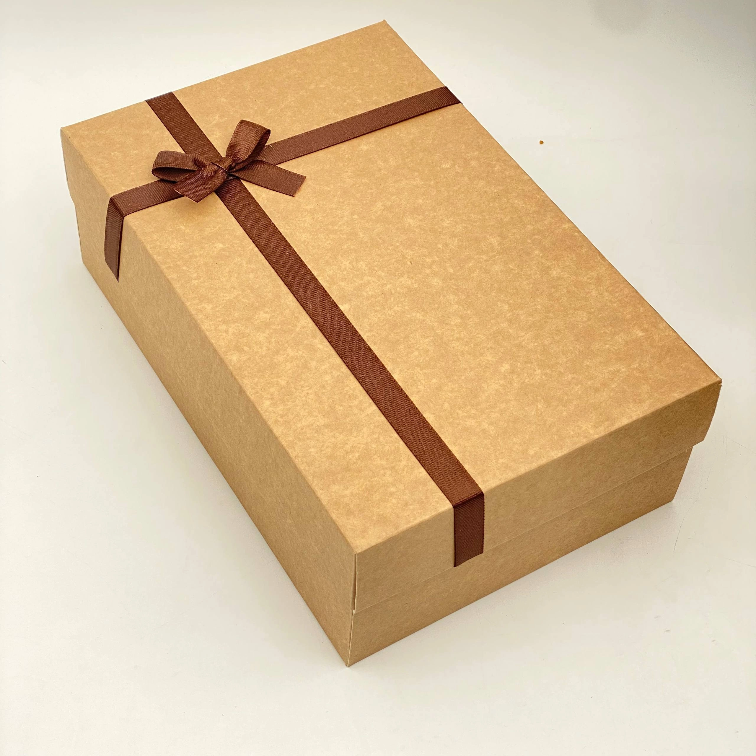 Sovg'a uchun kraft quti, somonli (28.5x10x19 sm) sotib olish