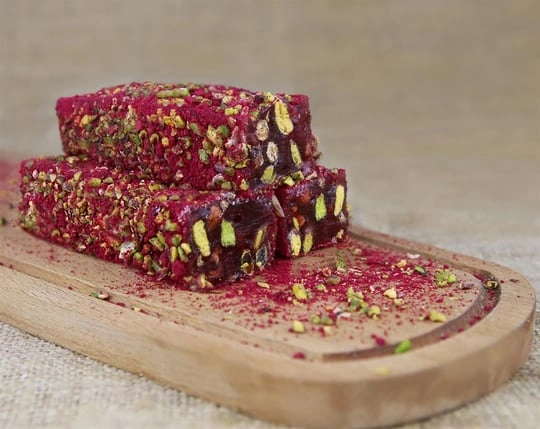 Anor va pista qo‘shilgan, qizil velvet bilan qoplangan Delight lokumi, 100 g sotib olish