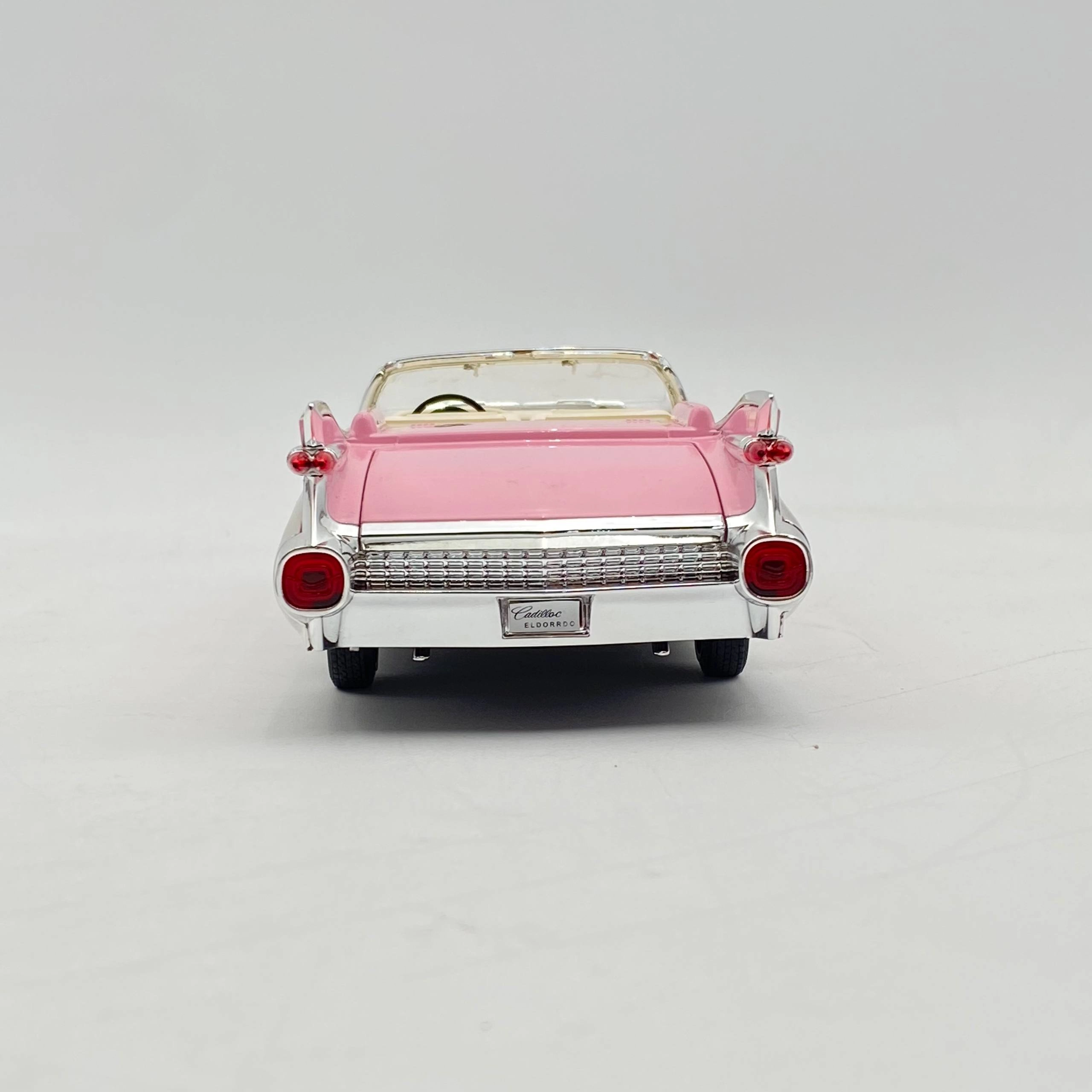 O'yinchoq mashina modeli - Cadillac Eldorrdo O'zbekistonda