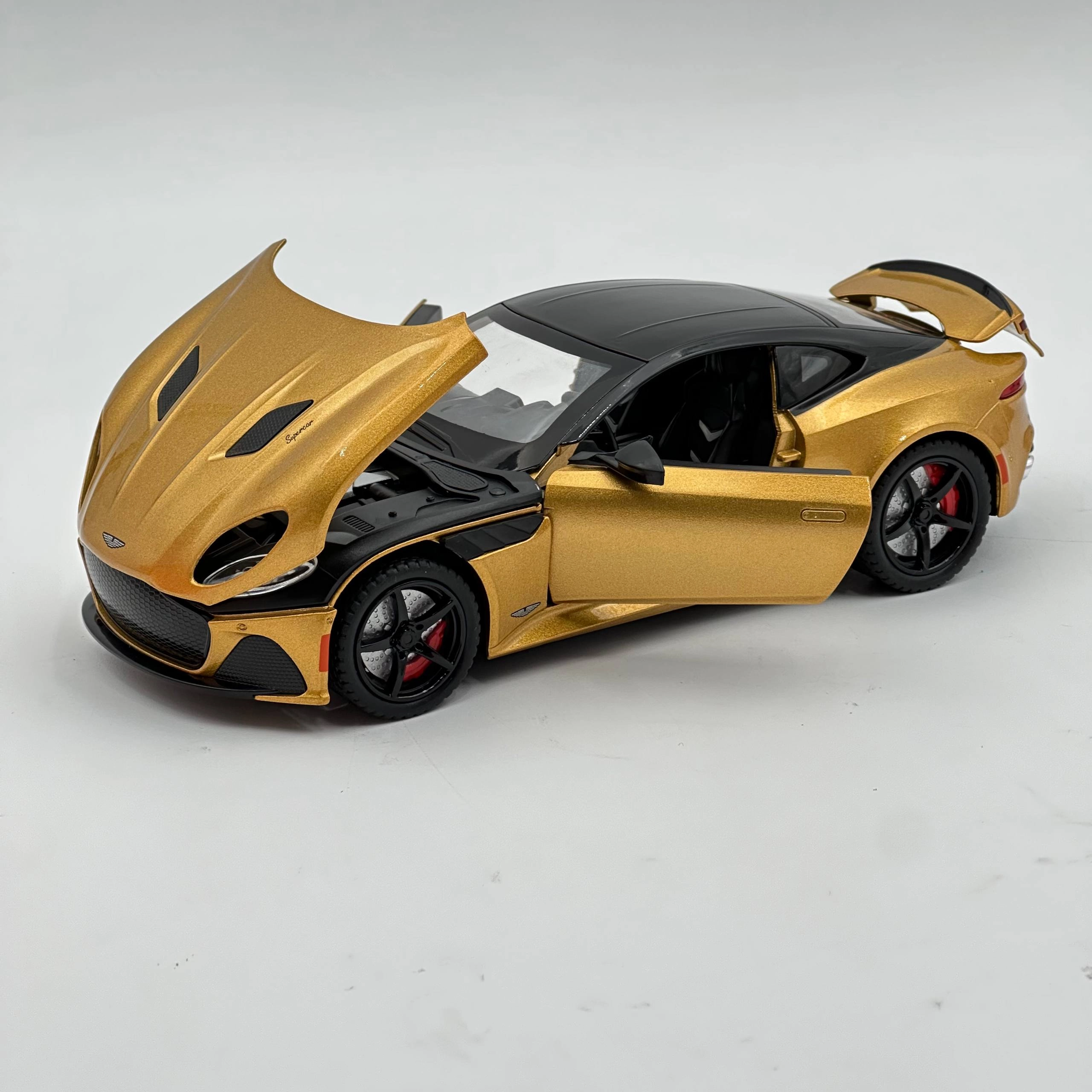 Игрушечная машина модель -Aston Martin DBS Superleggera недорого