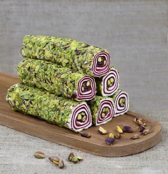 Qulupnay va pista qo‘shilgan, pistalar bilan qoplangan Delight lokumi, 300 g sotib olish