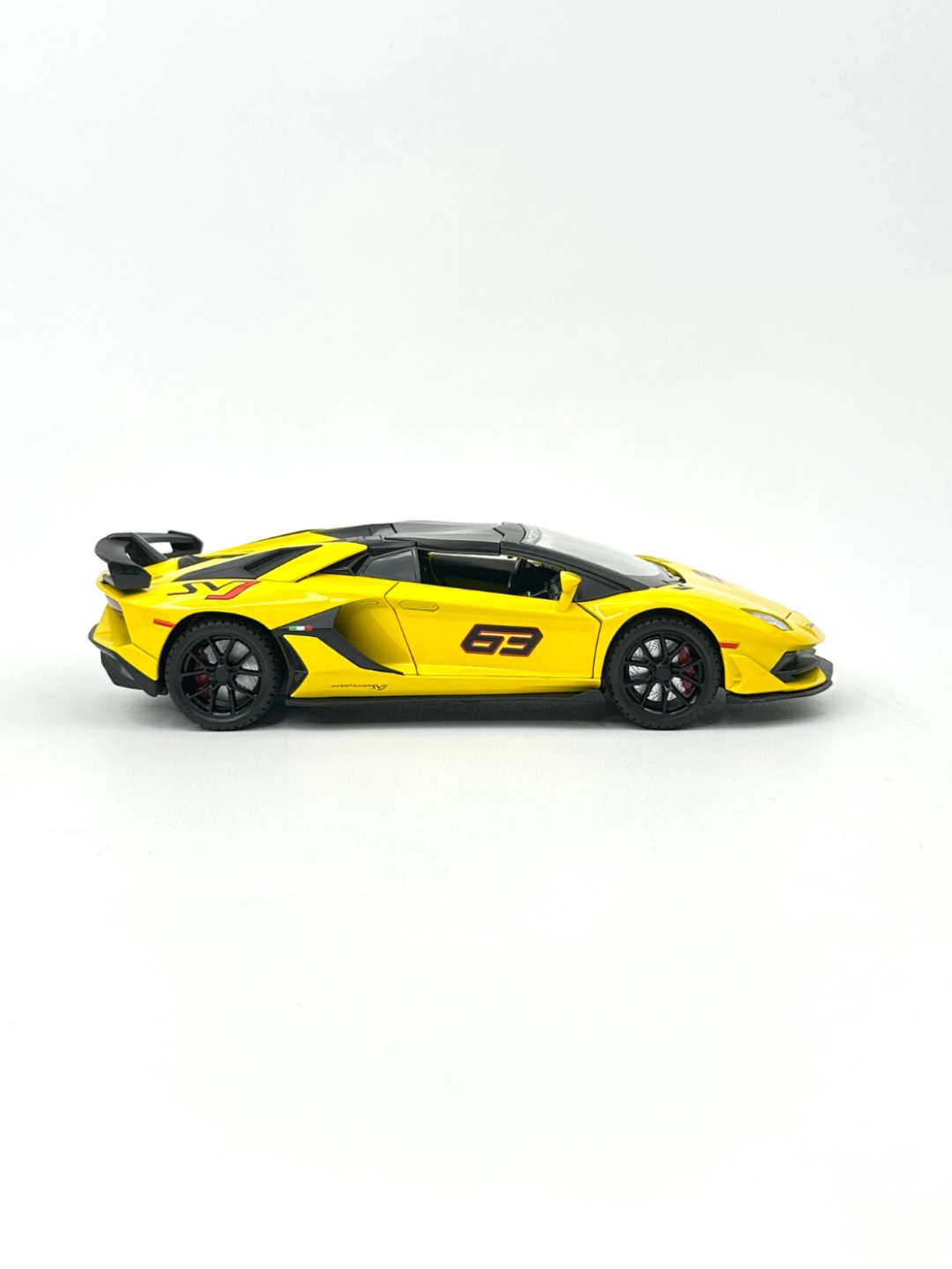Металлическая коллекционная машинка Lamborghini Aventador SVJ 63 1/24, Yellow в Узбекистане
