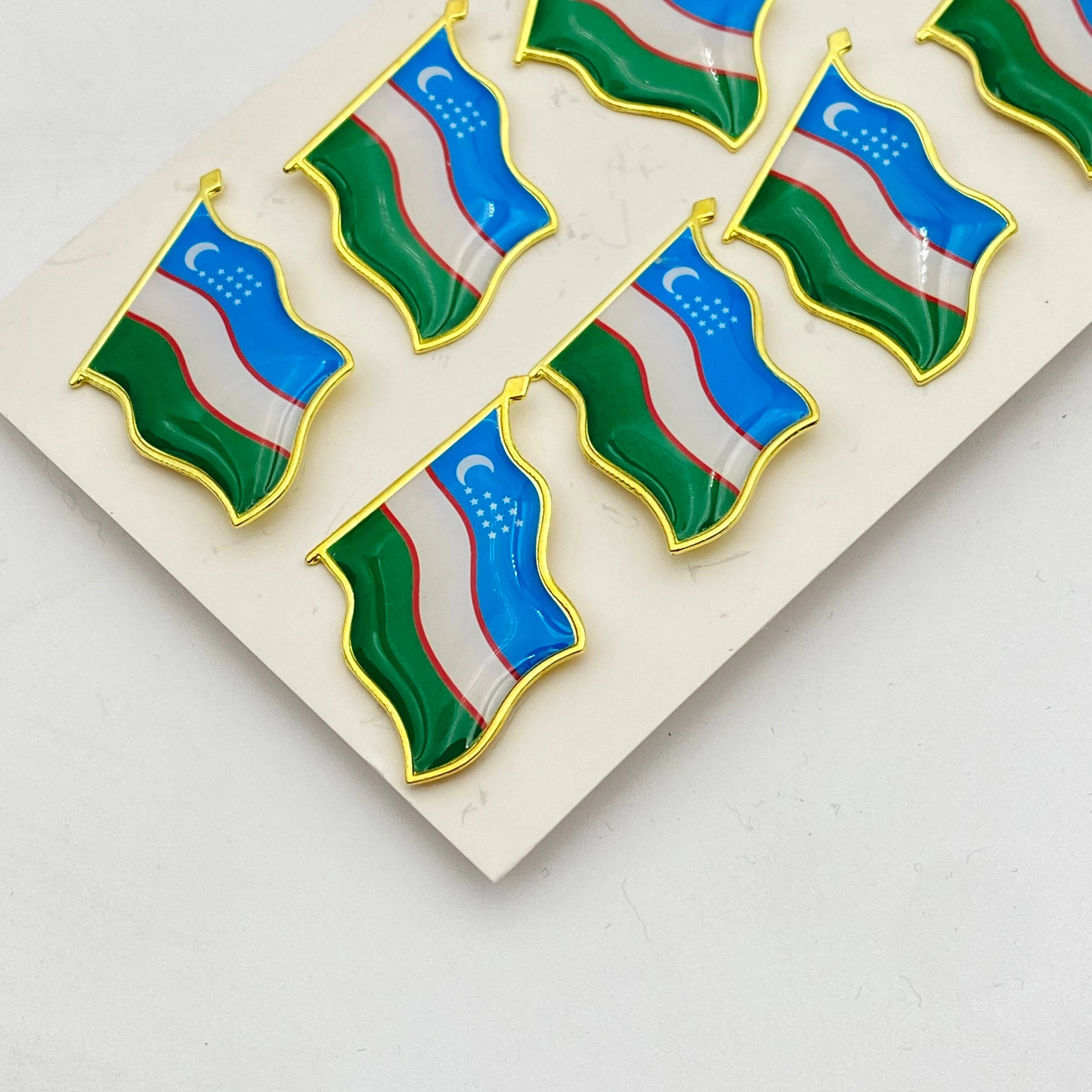 O‘zbekiston bayrog‘i nishoni (dona) arzon