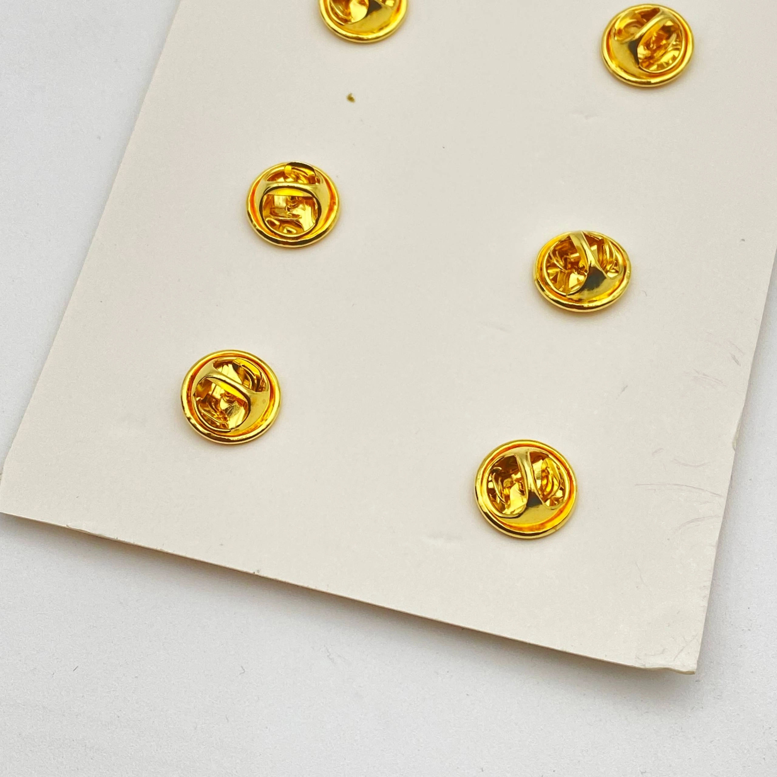 O‘zbekiston bayrog‘i nishoni (dona) O'zbekistonda