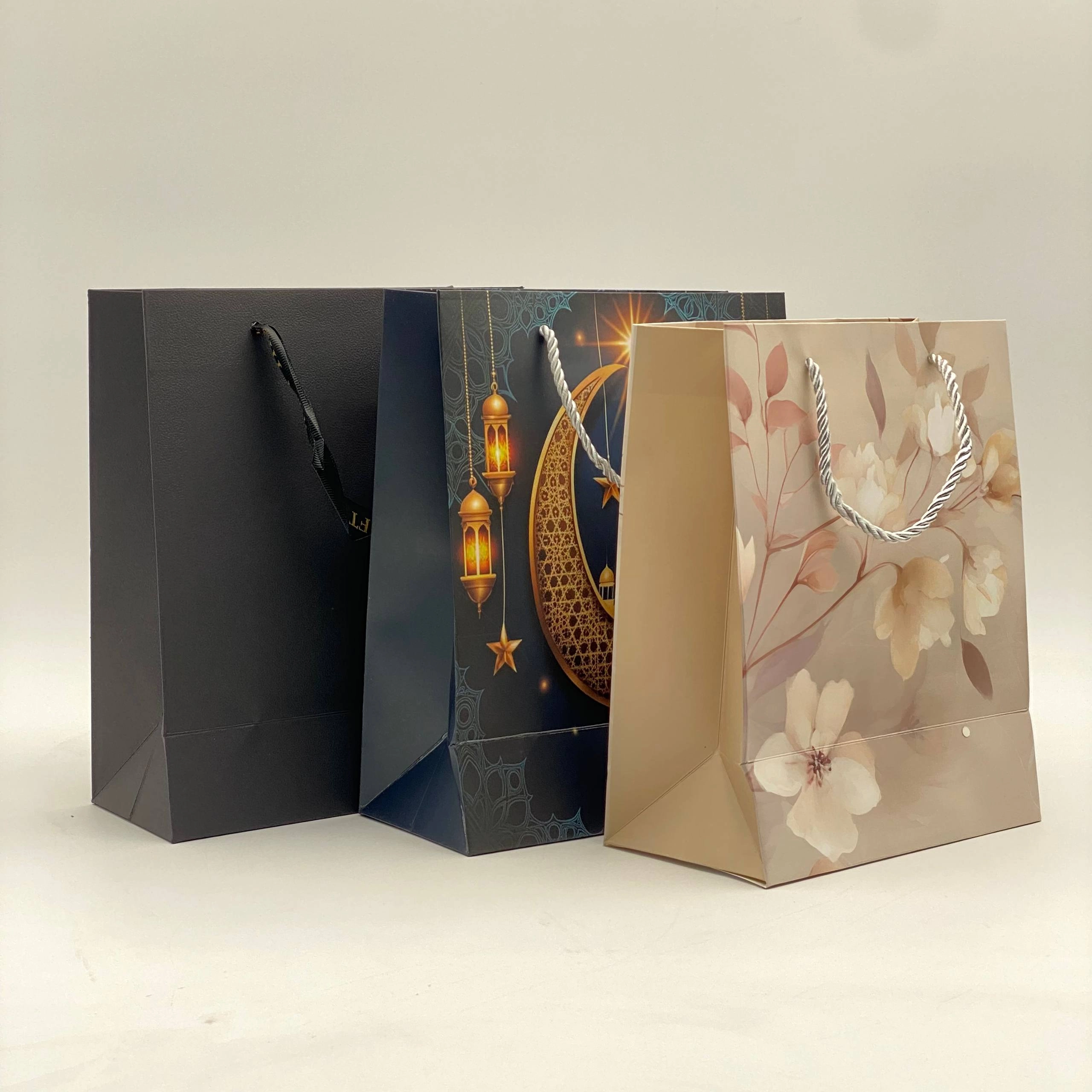 18x8.5x24 sm vertikal sovg'a paketi (kichik) sotib olish