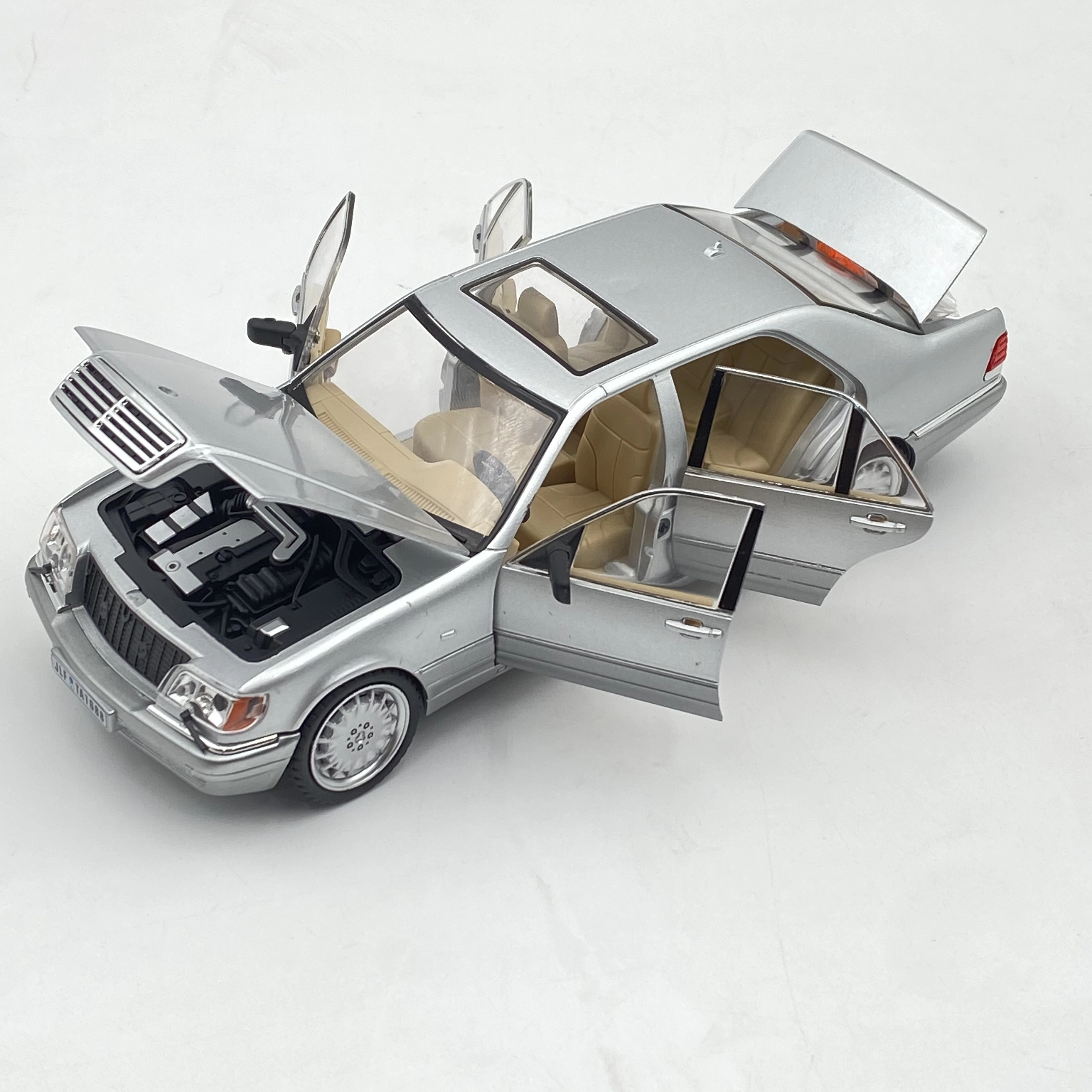 Mercedes-Benz W140 S600 o'yinchoq mashina modeli onlayn