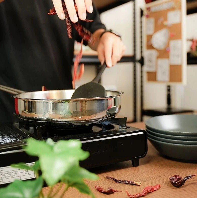 Korkmaz Proline 24 sm 2.0 l, zanglamaydigan po‘lat, ko‘p qatlamli kapsulali taglik, sous tovasi (A1659) , Silver bo'lib to'lash