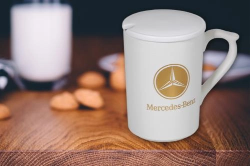 Mashina belgilari tushirilgan, qopqoqli keramik krujka, 280 ml sotib olish