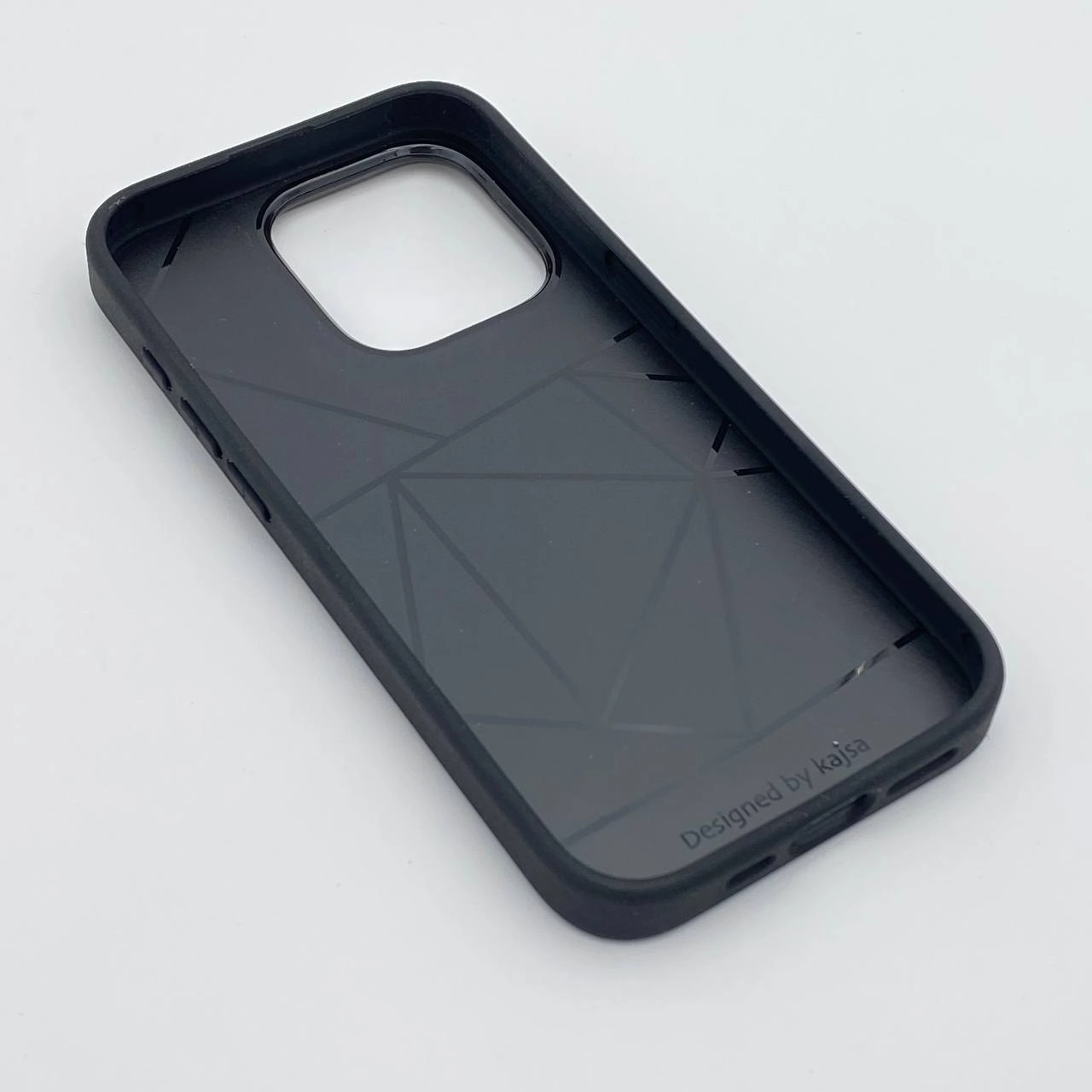 iPhone 15 Pro uchun Kajsa Preppie Collection qora g'ilofi bo'lib to'lash