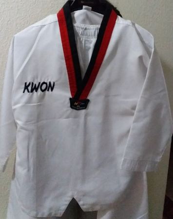 Taekvondo KWON uchun kimono, qizil-qora sotib olish