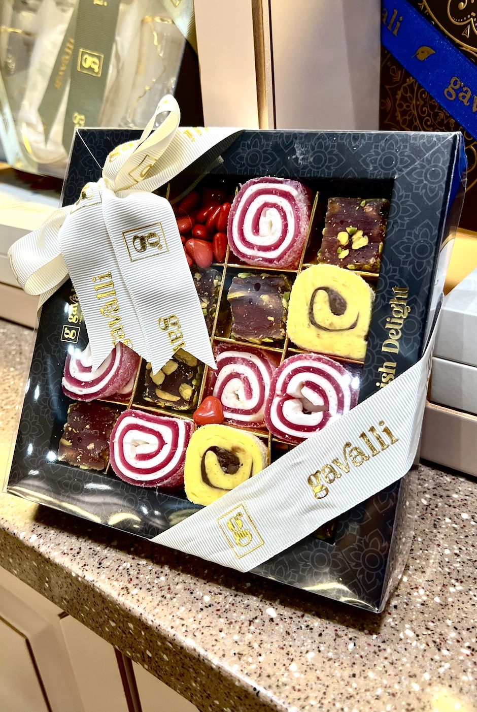 &ldquo;Delight Turkish&rdquo; kichik quti &mdash; 16 ta mini bo&lsquo;linmali assorti sotib olish