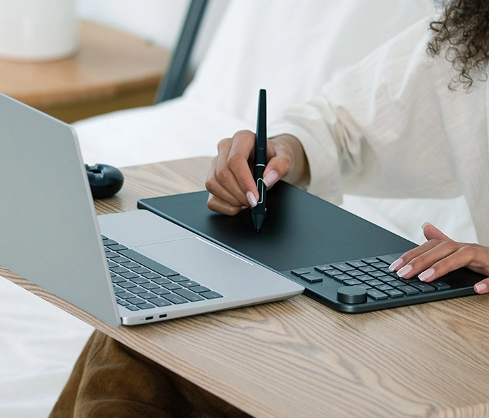 HUION Inspiroy Keydial KD200 grafik plansheti rasm bilan