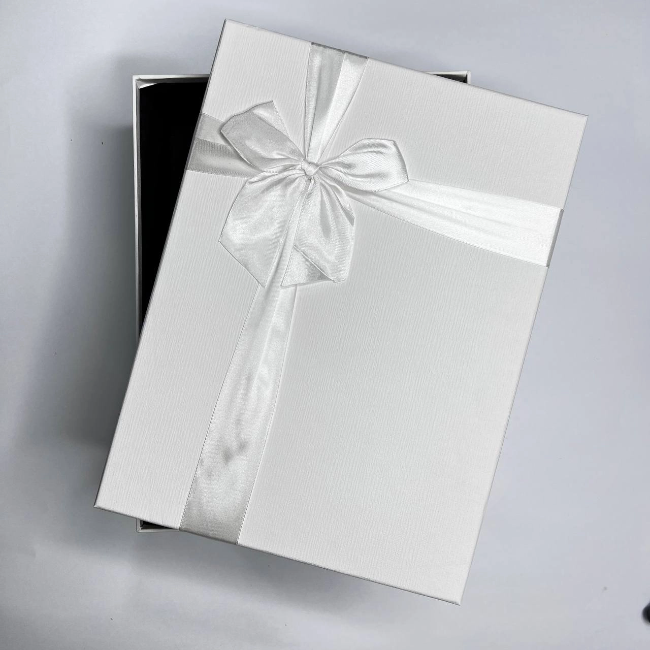 Подарочная коробка, белоя (24 × 16 × 6 sm) купить