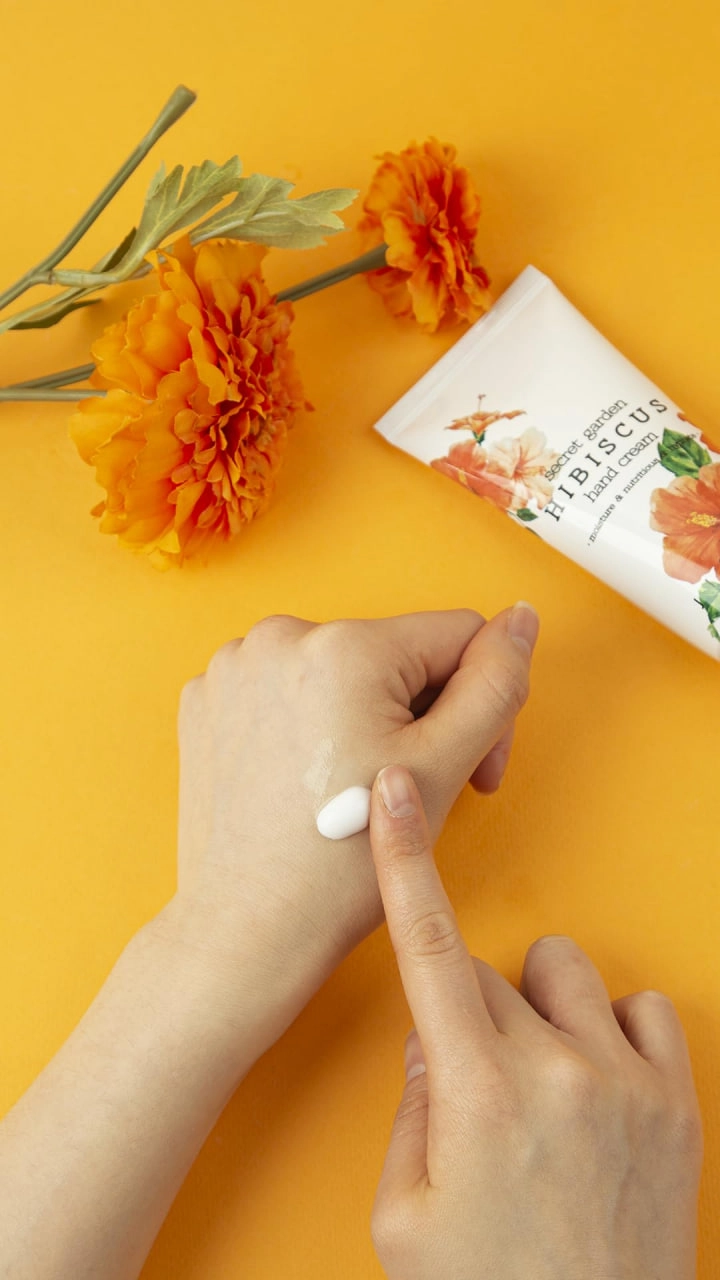 Jigott Hand Cream Secret Garden Hibiscus 100 ml - qo'l kremi onlayn