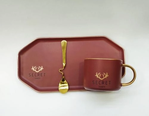 Chinni taglikli Secret krujkasi (oq, qizil) O'zbekistonda