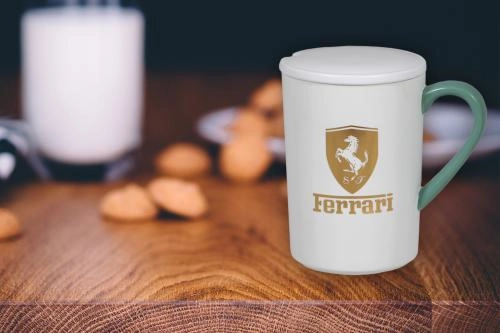 Mashina belgilari tushirilgan, qopqoqli keramik krujka, 280 ml arzon