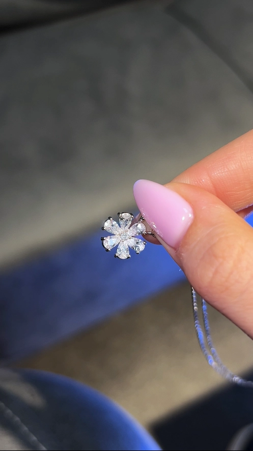 Moon petals kumush taqinchoqi sotib olish