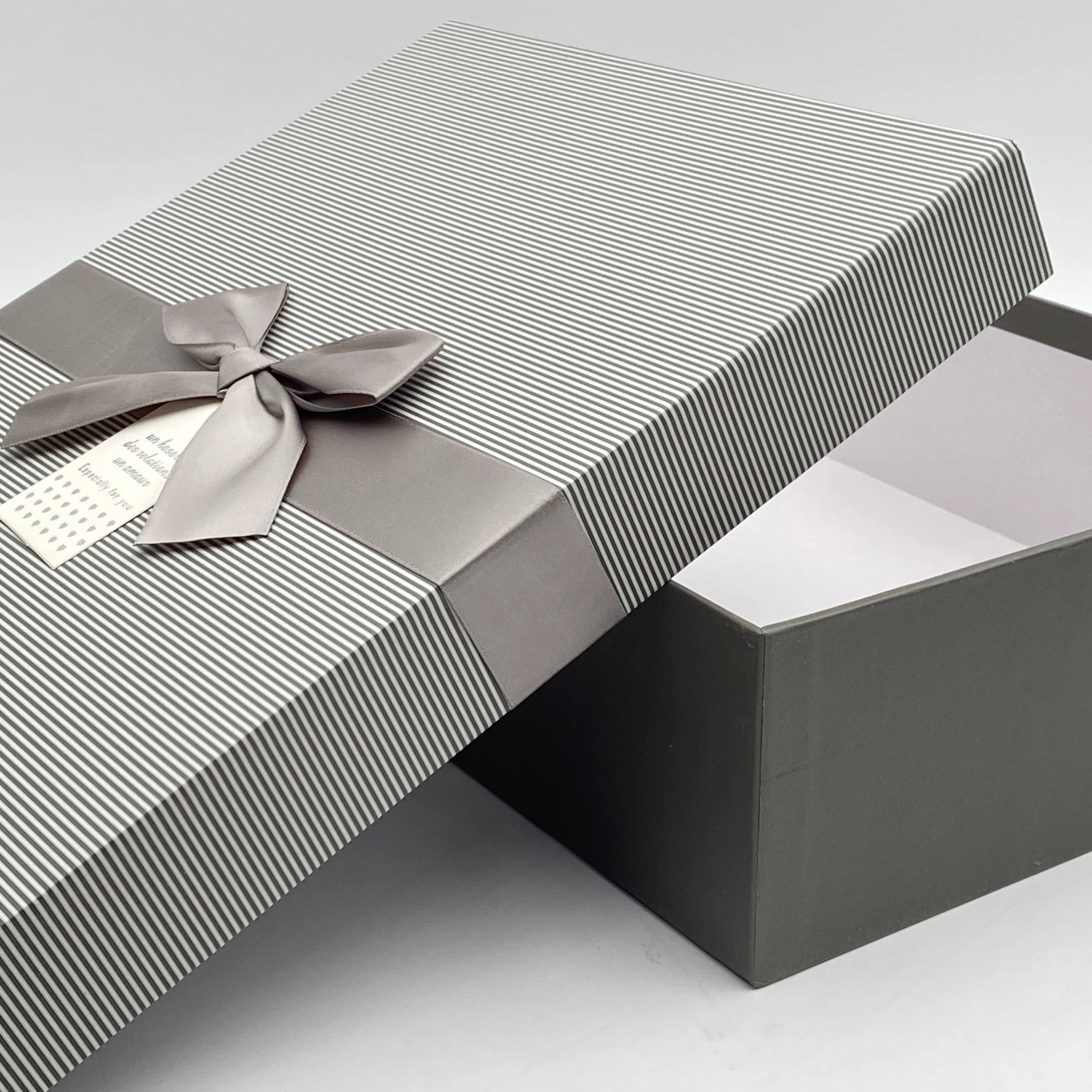 Подарочная коробка, в полоску серого цвета, Маленький (27&times; 18 &times; 7 см) недорого