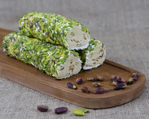 Funduq kremi va pista qo&lsquo;shilgan, pista bilan qoplangan Delayt lokumi, 1 kg sotib olish