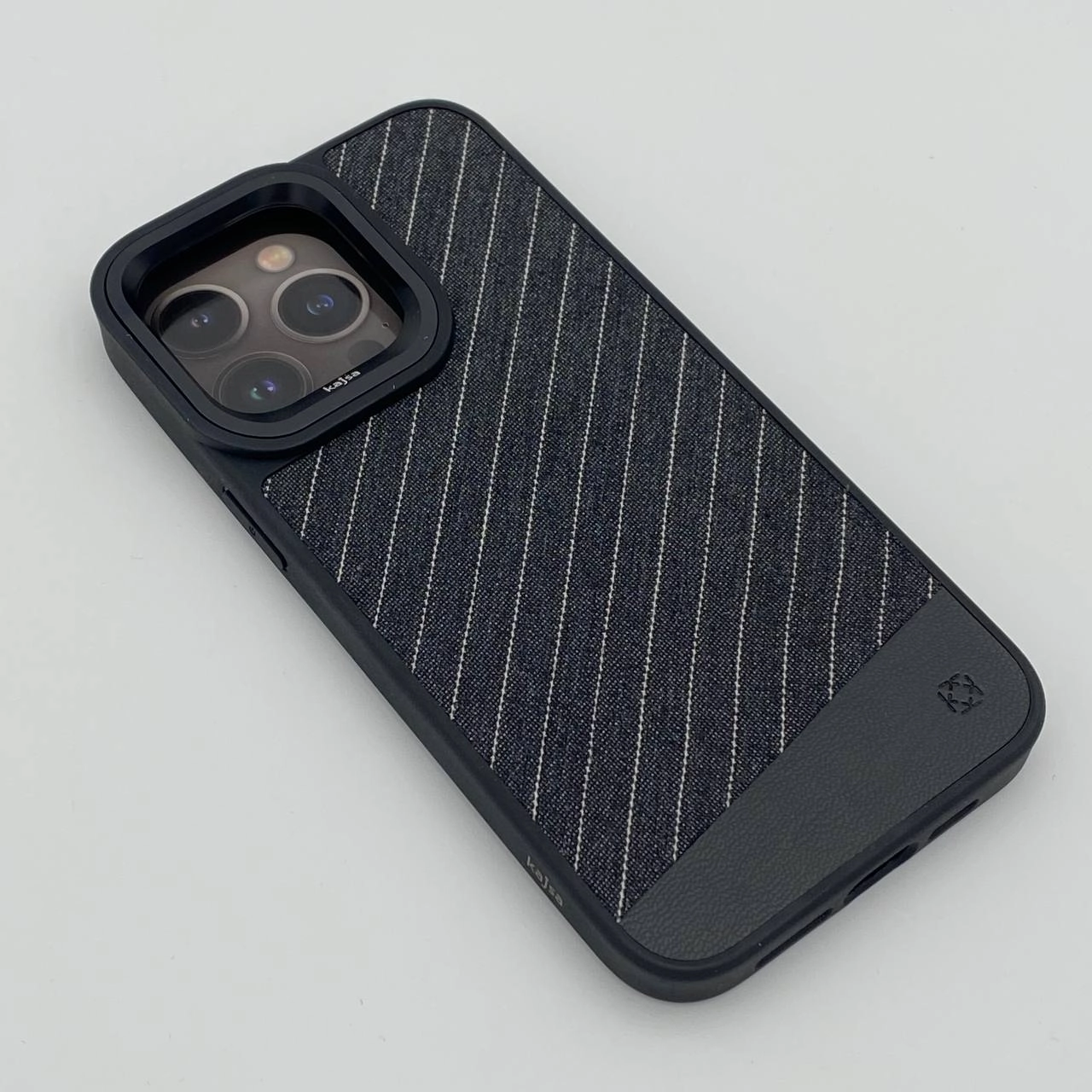 iPhone 15 Pro Max uchun Kajsa Denim Collection Stripe Gentlement qora g'ilofi arzon