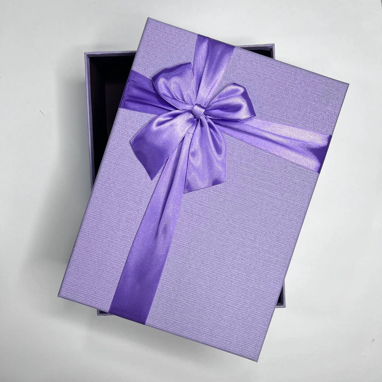 Sovg'a uchun quti binafsha (33 × 24 × 11 sm) sotib olish