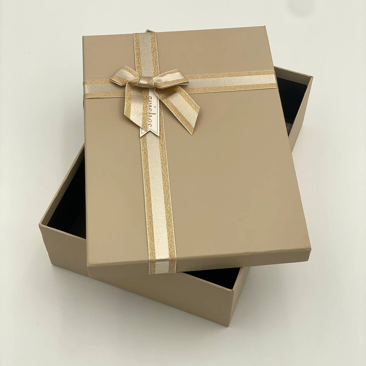 Sovg'a uchun quti, o'rtacha (28,5*20*8,5 sm) sotib olish