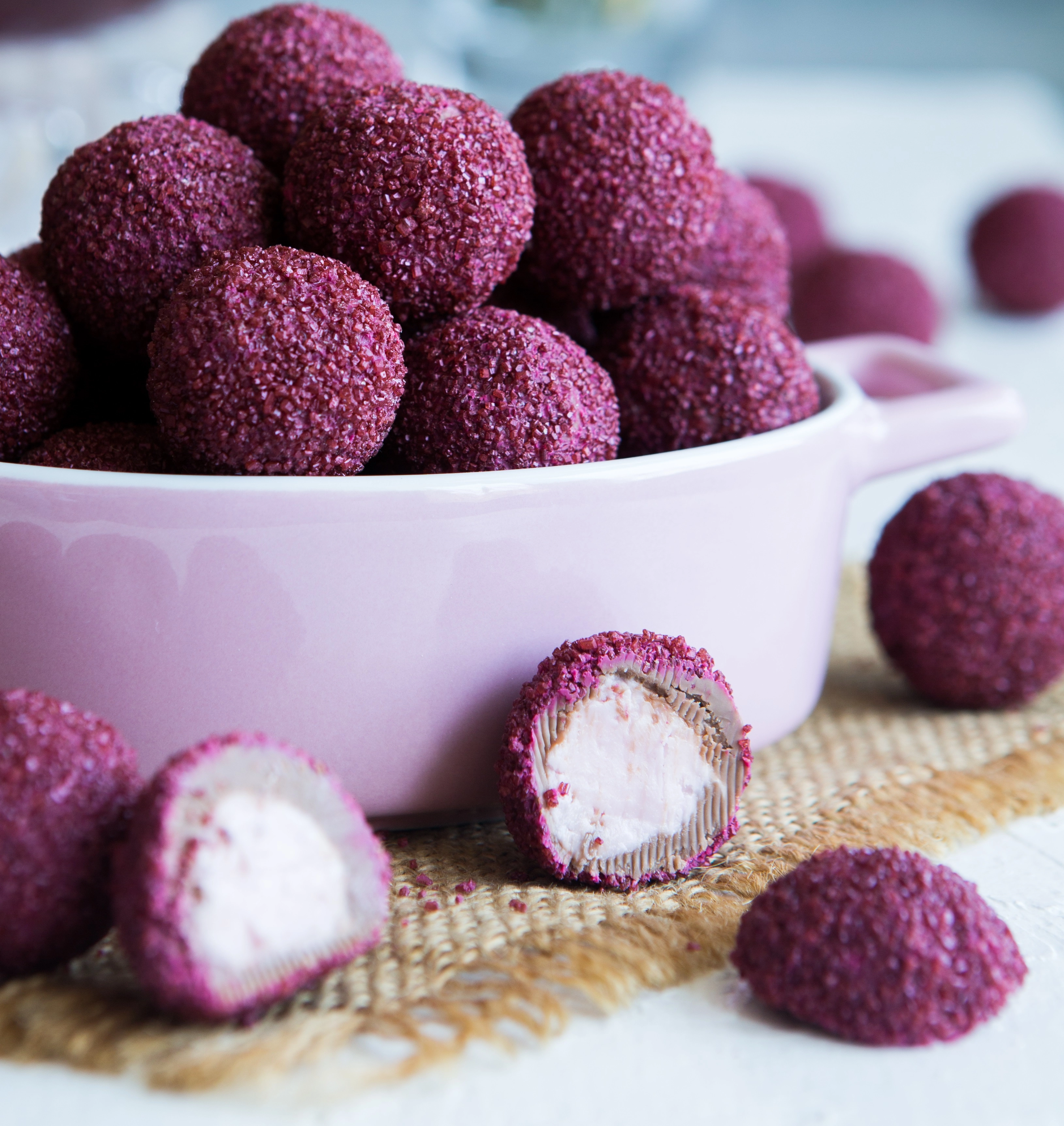 Malina bilan to&lsquo;ldirilgan trufel shirinligi, 100 g sotib olish