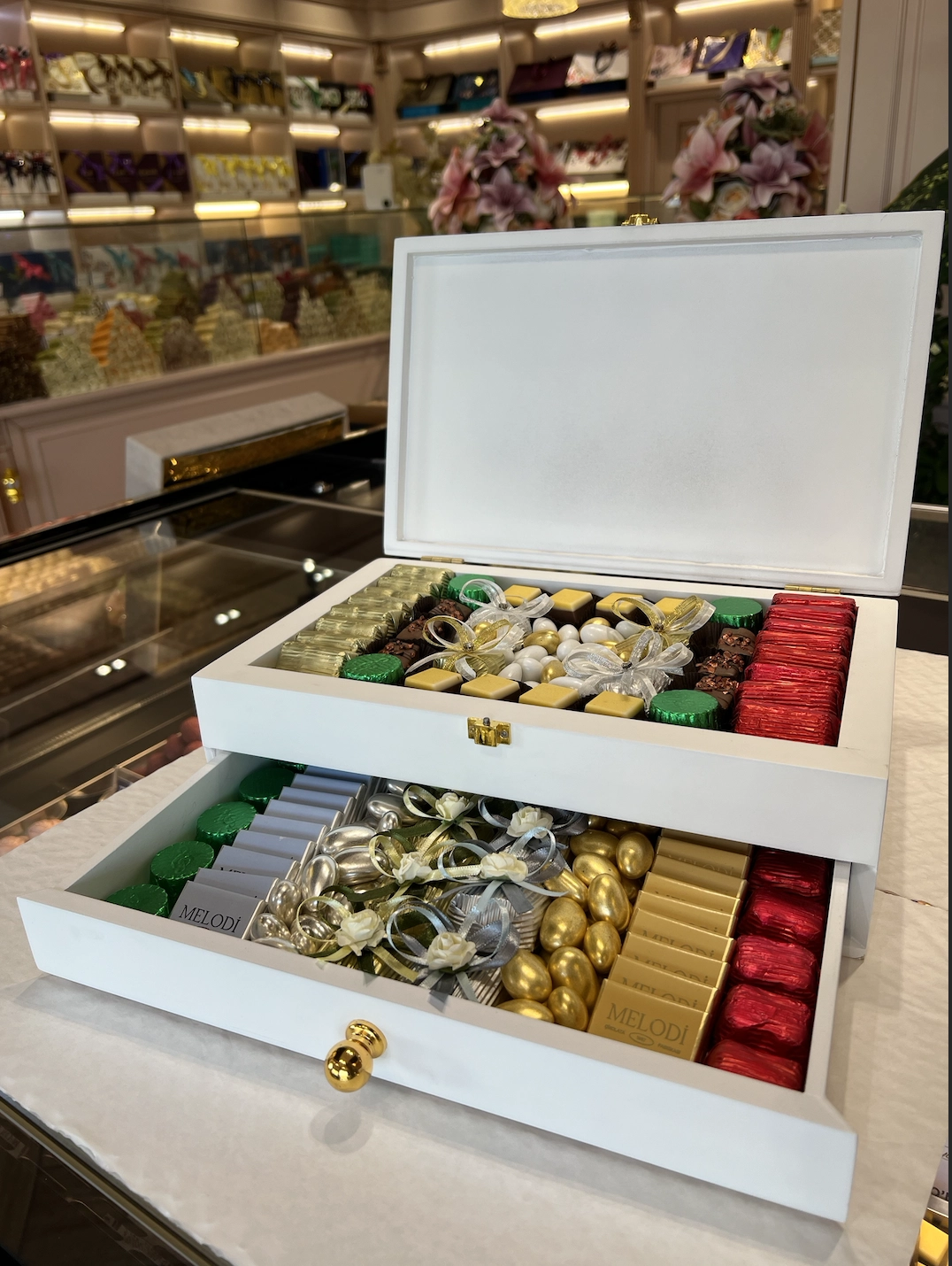 Belgiyalik shokoladlar solingan hashamatli yog&lsquo;och sandiq sotib olish