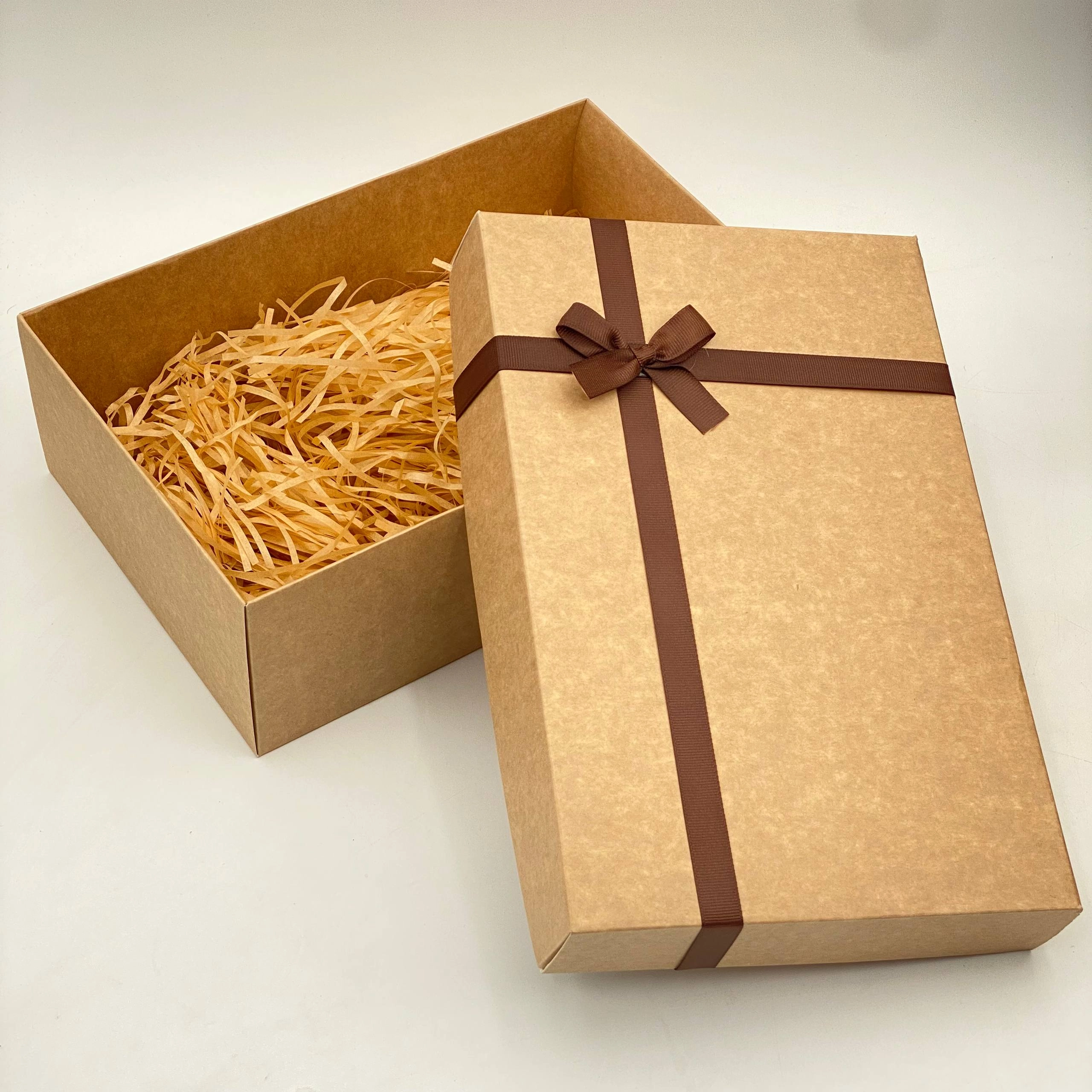 Sovg'a uchun kraft quti, somonli (28.5x10x19 sm) arzon