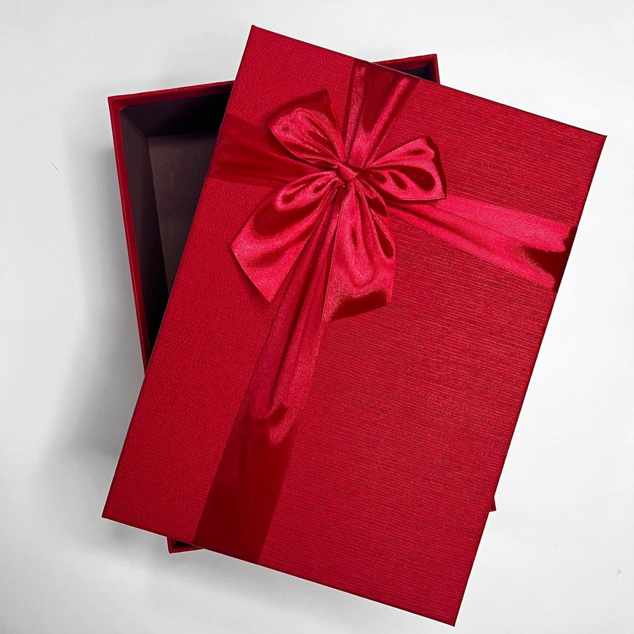 Sovg'a uchun quti qizil (28,5 × 20 × 8,5 см) sotib olish