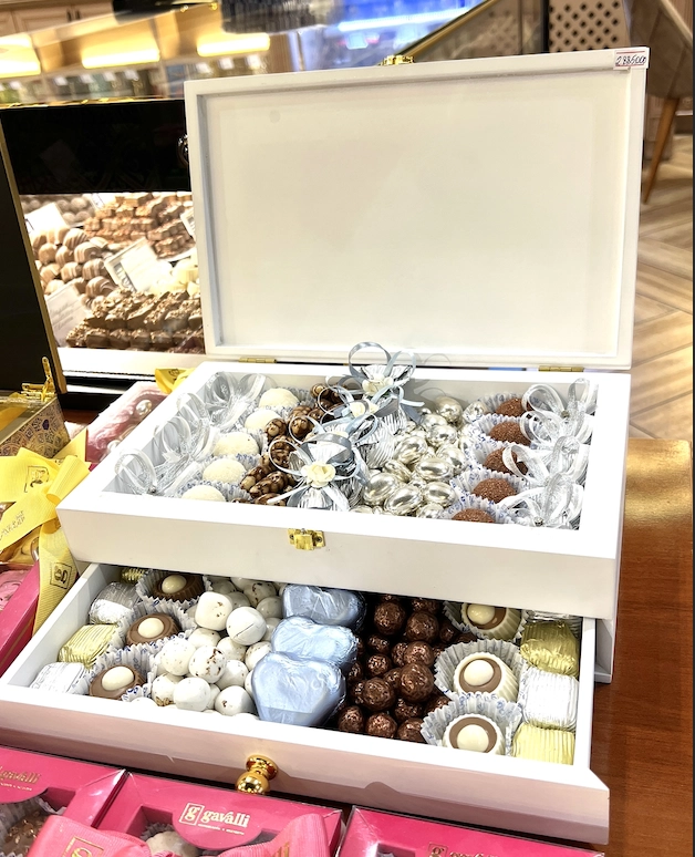 Deryevyanniy farfor, oq (2 to&lsquo;plam) &mdash; nafis ikki qavatli sandiq sotib olish