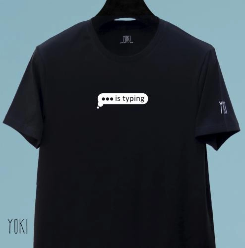 "... is typing" Black futbolkasi sotib olish