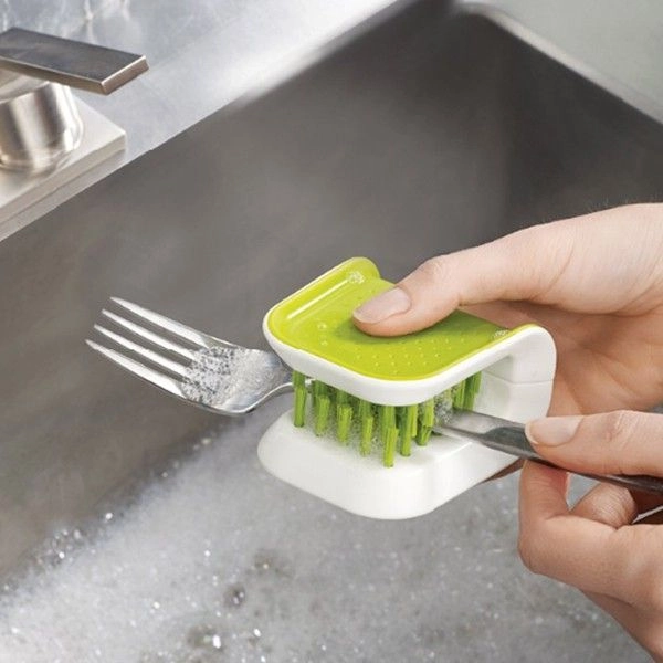 Щетка для мытья столовых приборов Joseph Joseph Blade Brush 85105 - фото №5 Щетка для мытья столовых приборов Joseph Joseph Blade Brush 85105 онлайн