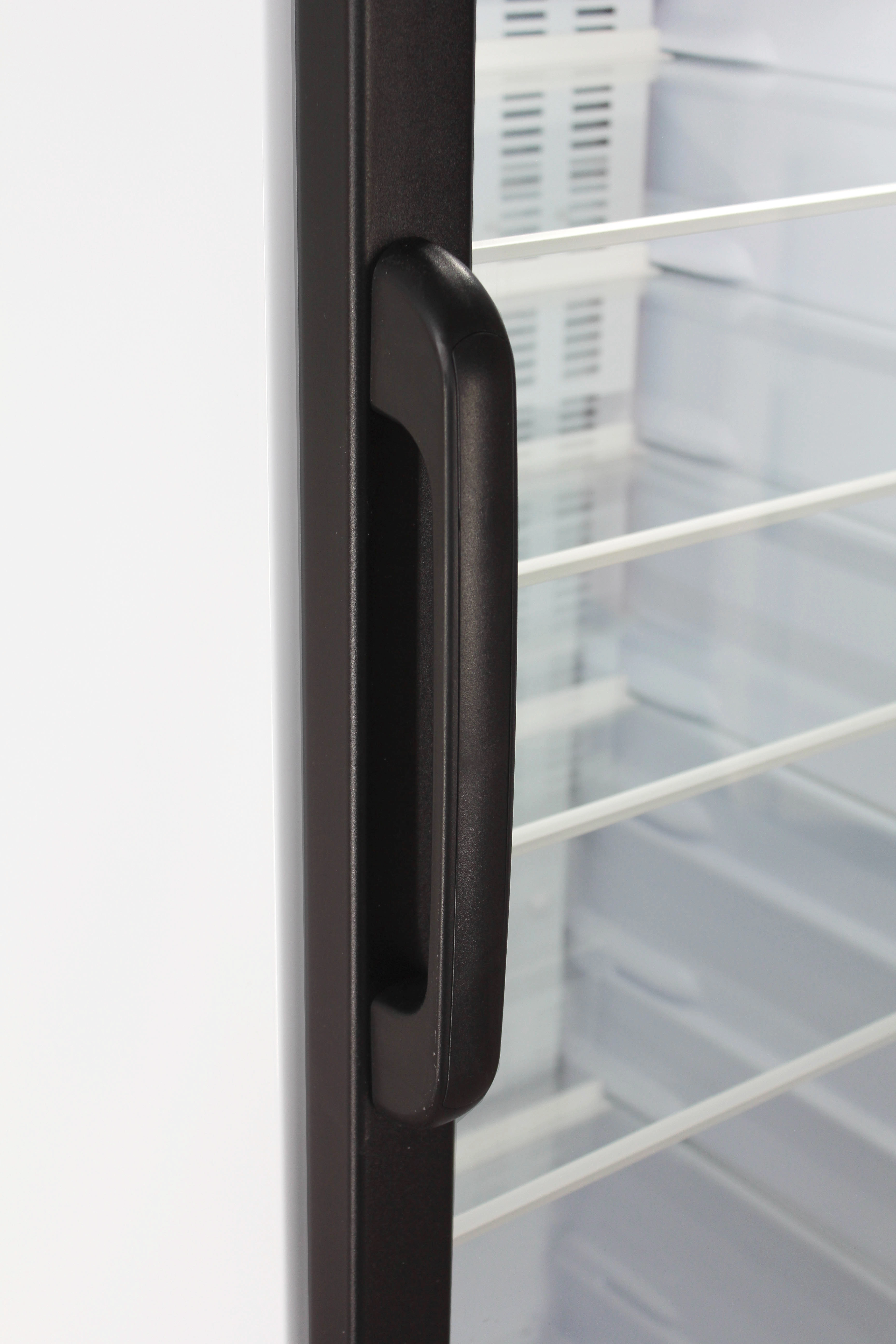 Vitrin tipidagi muzlatgich Бирюса B310PN O'zbekistonda