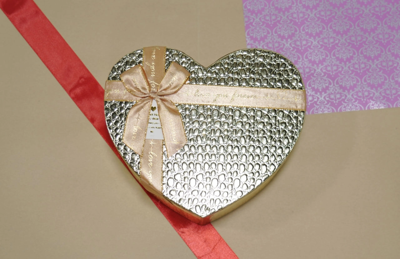 Совға учун тўплам. Ажойиб нарх ва етказиб бериш бепул. (199.000, Ажойиб шоколад, Шам, Совғабоп қути) характеристики