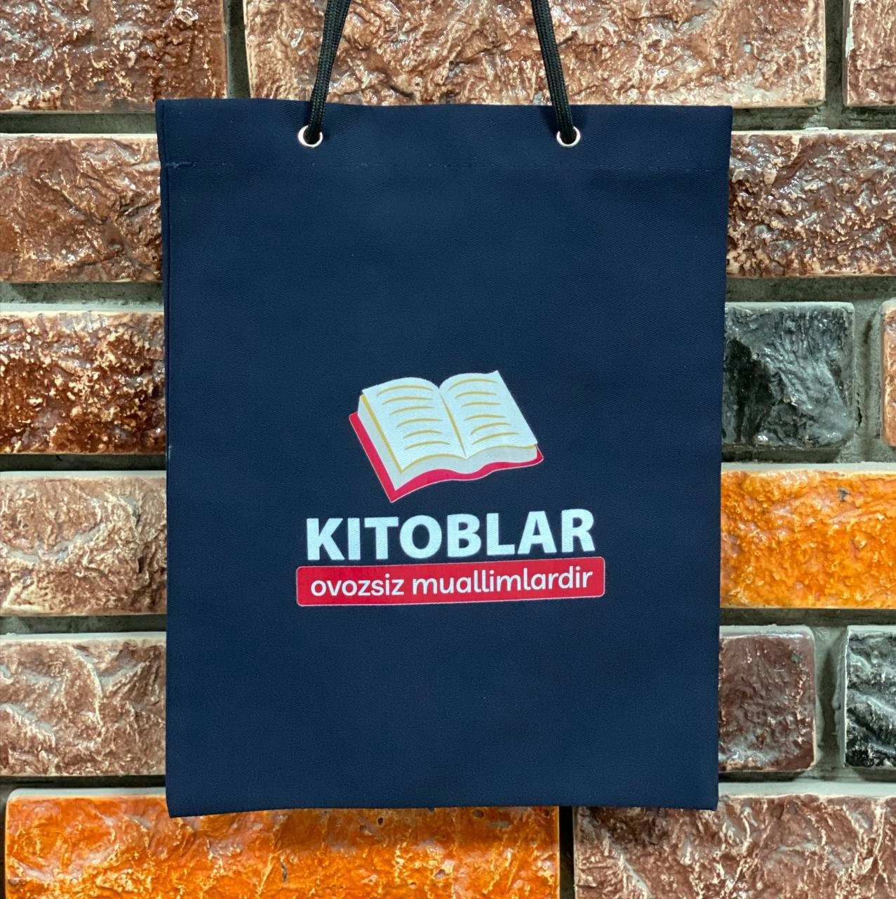 Kitoblar ovozsiz muallimlardir (ko'k sovg'abop kitob xaltasi) sotib olish