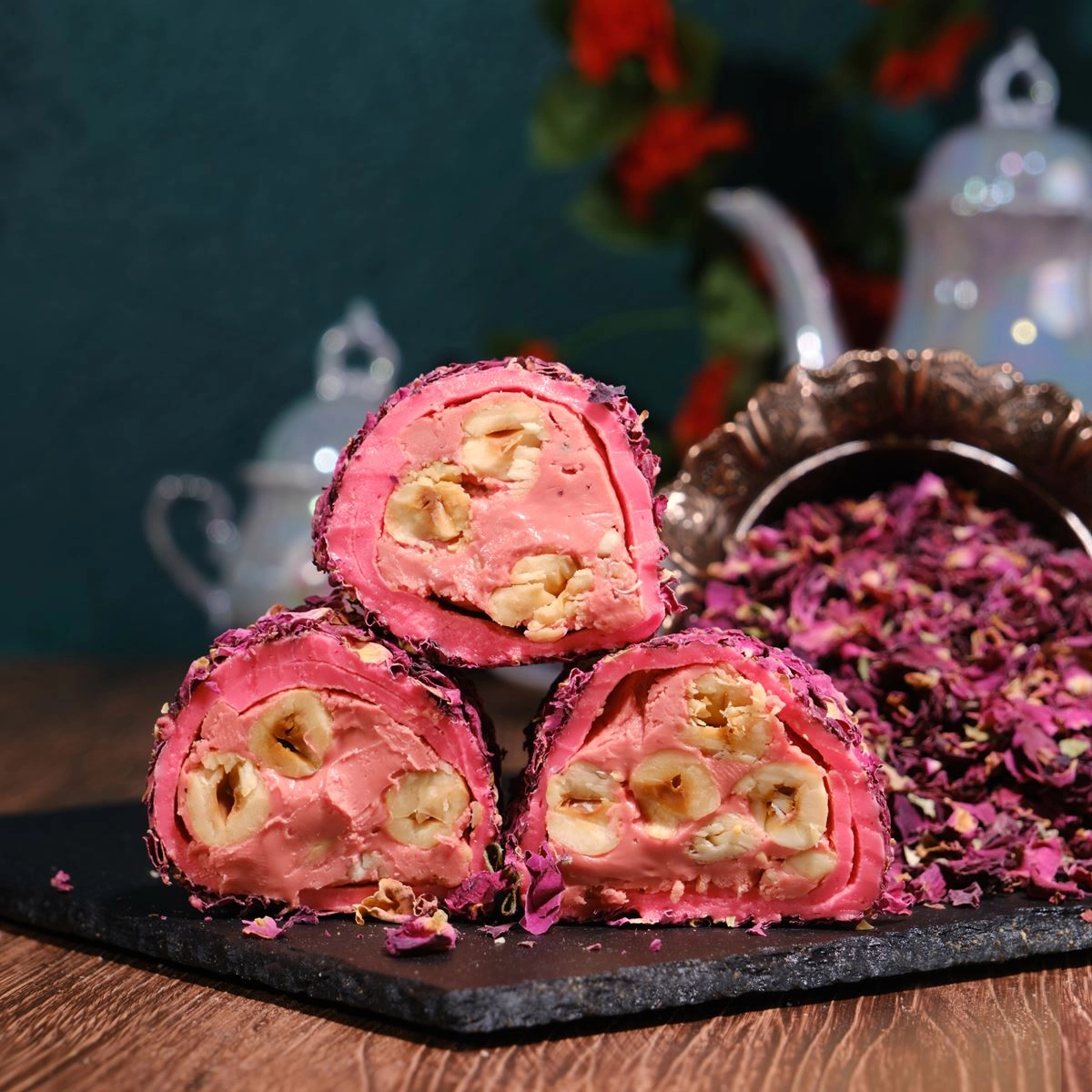 Ejevika va fundukli Malatya lokumi, atirgul bargchalari bilan qoplangan, 1 kg sotib olish