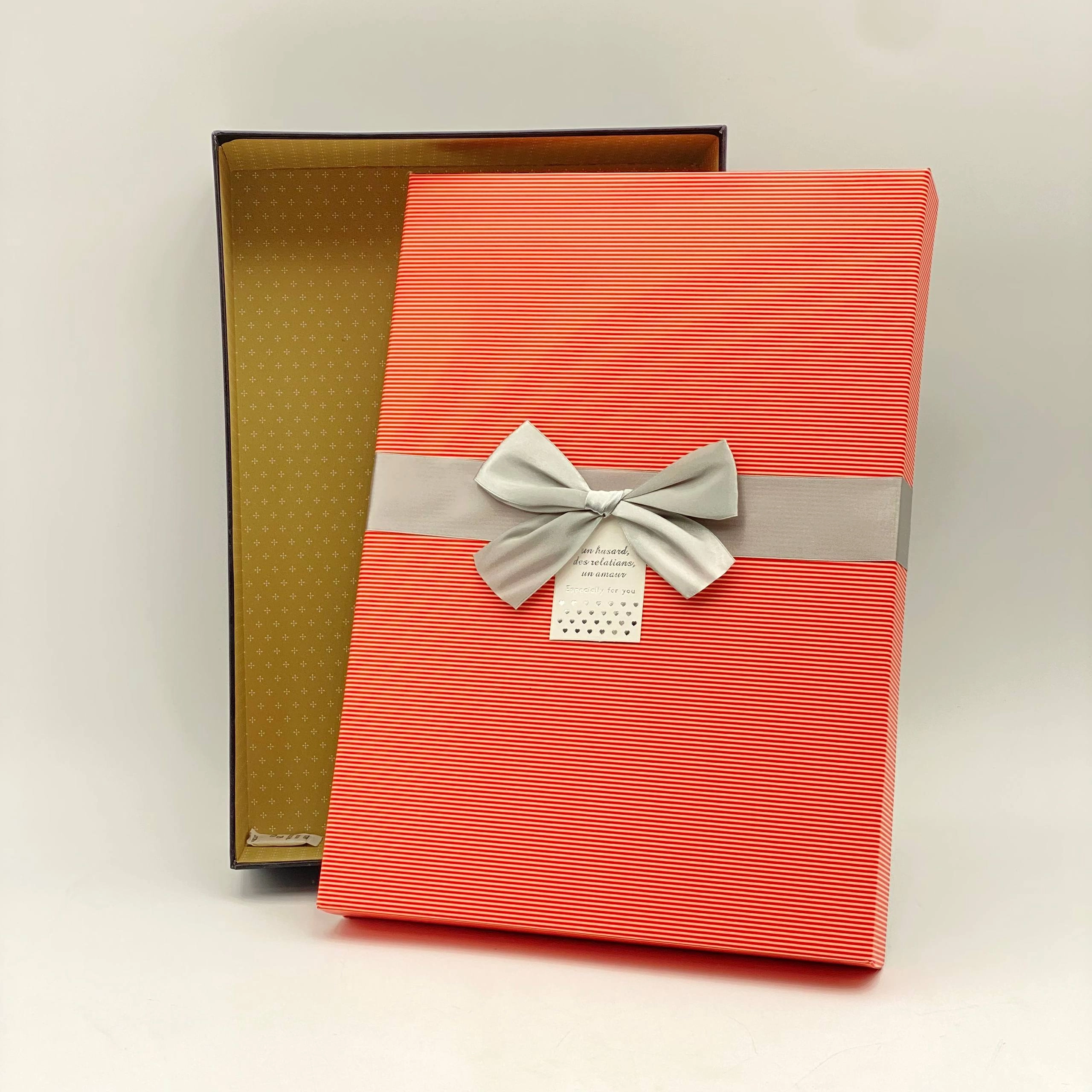 Подарочная коробка, в полоску розового цвета, Маленький (27&times; 18 &times; 7 см) купить