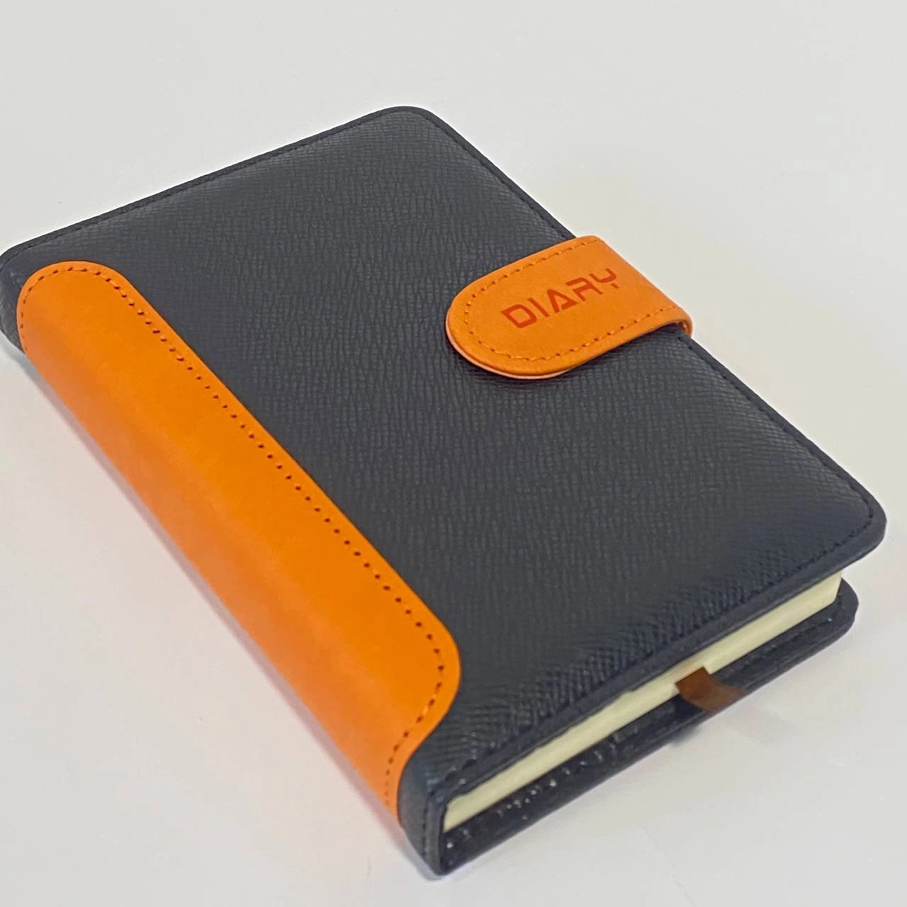 Diary 72-26 qora-sariq magnitli bloknoti (136 varaq) arzon