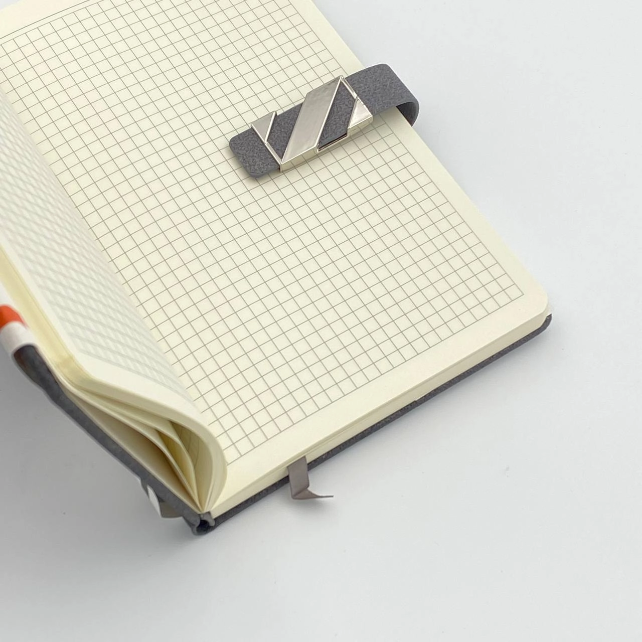 Yalong YL-A5-735 qora magnitli bloknoti (116 varaq) O'zbekistonda