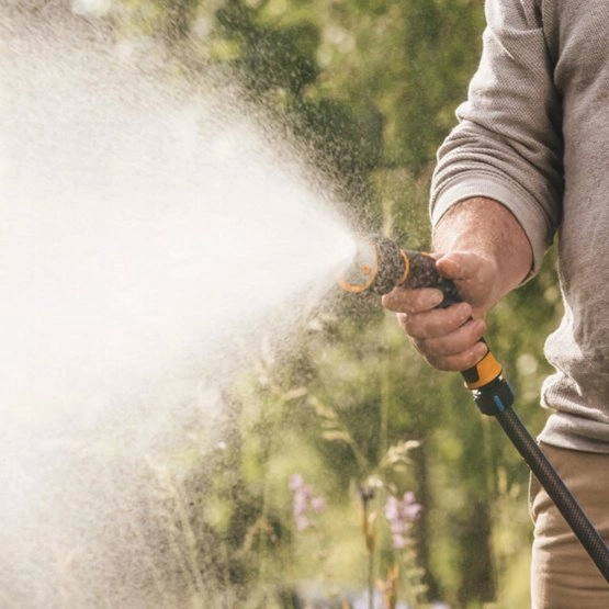 Пистолет-распылитель регулируемый с 3 функциями Fiskars 1052183 - фото №6 Пистолет-распылитель регулируемый с 3 функциями Fiskars 1052183 рассрочка