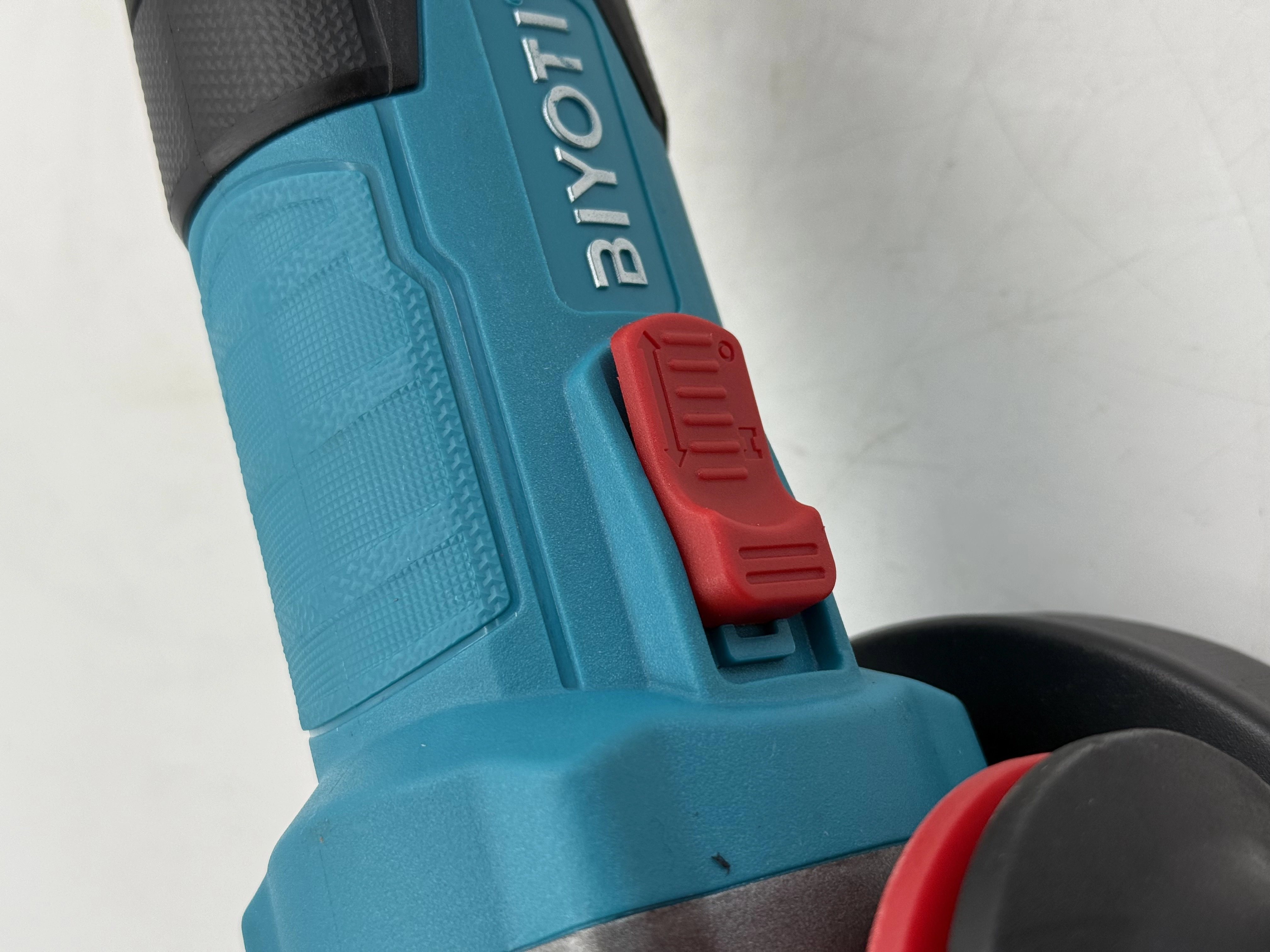 Угловая шлифовальная машина BIYOTI BYT-1257 (2-2512) онлайн