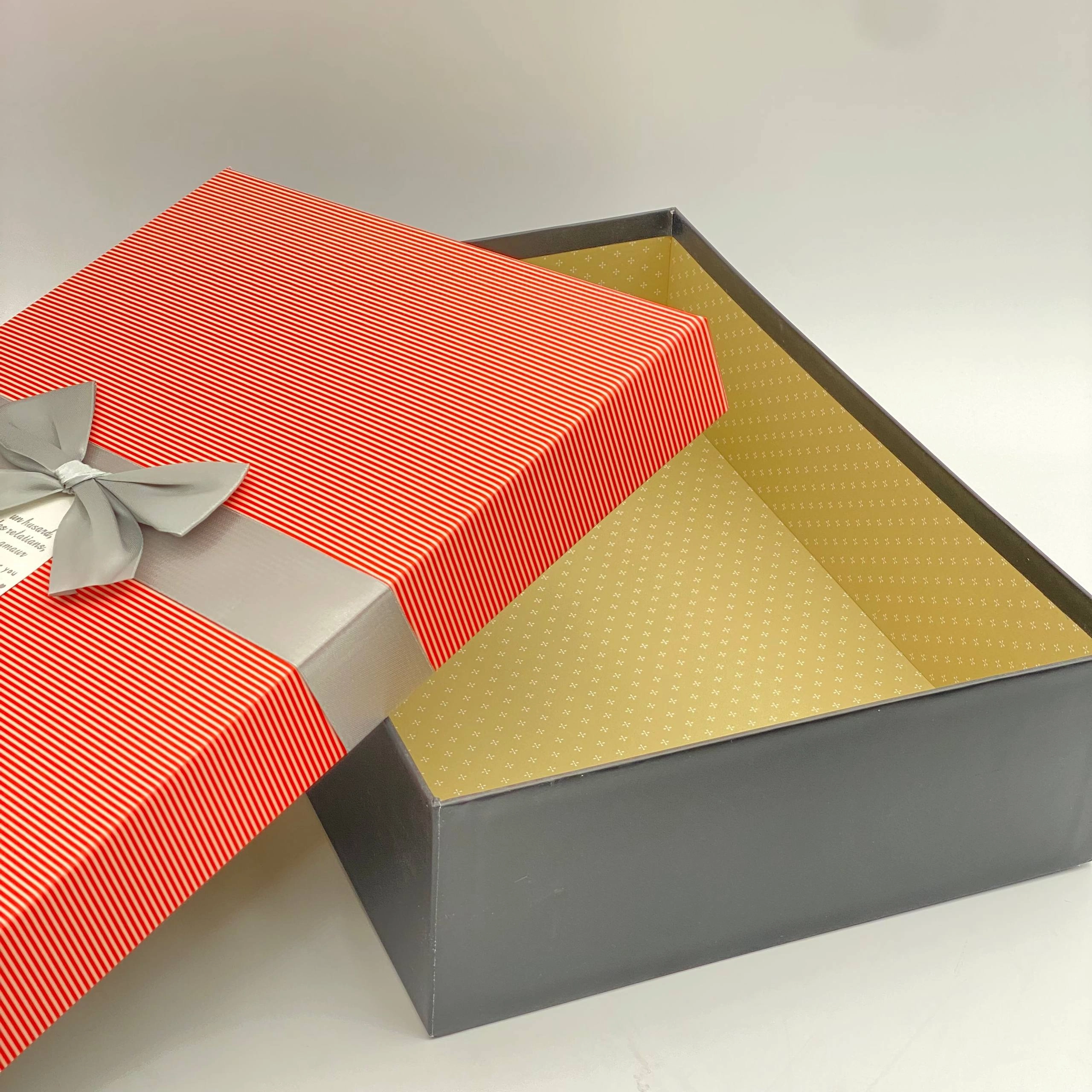 Подарочная коробка, в полоску розового цвета, Средний (33&times; 23 &times; 8 см) недорого