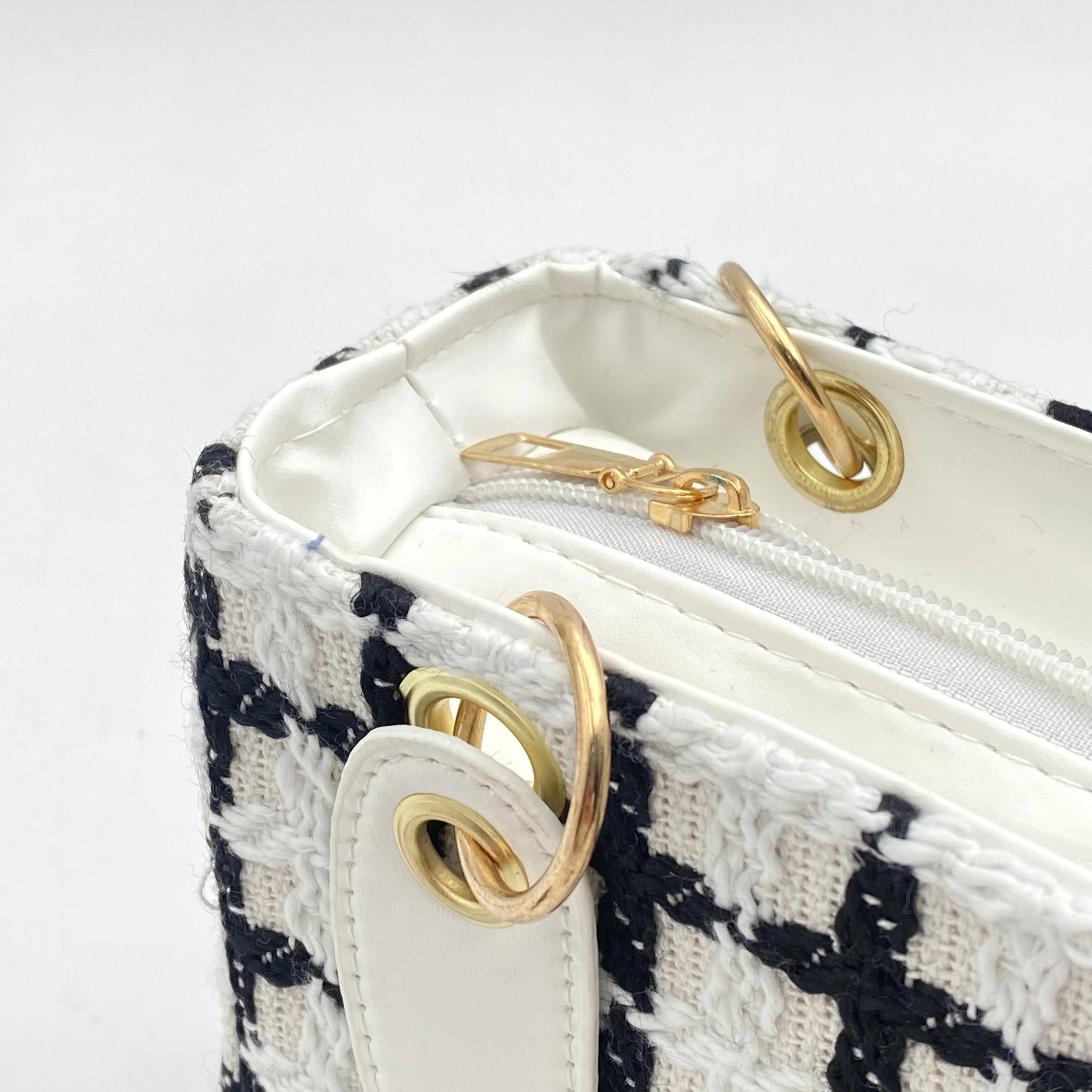 Женская сумка с брелком, White онлайн