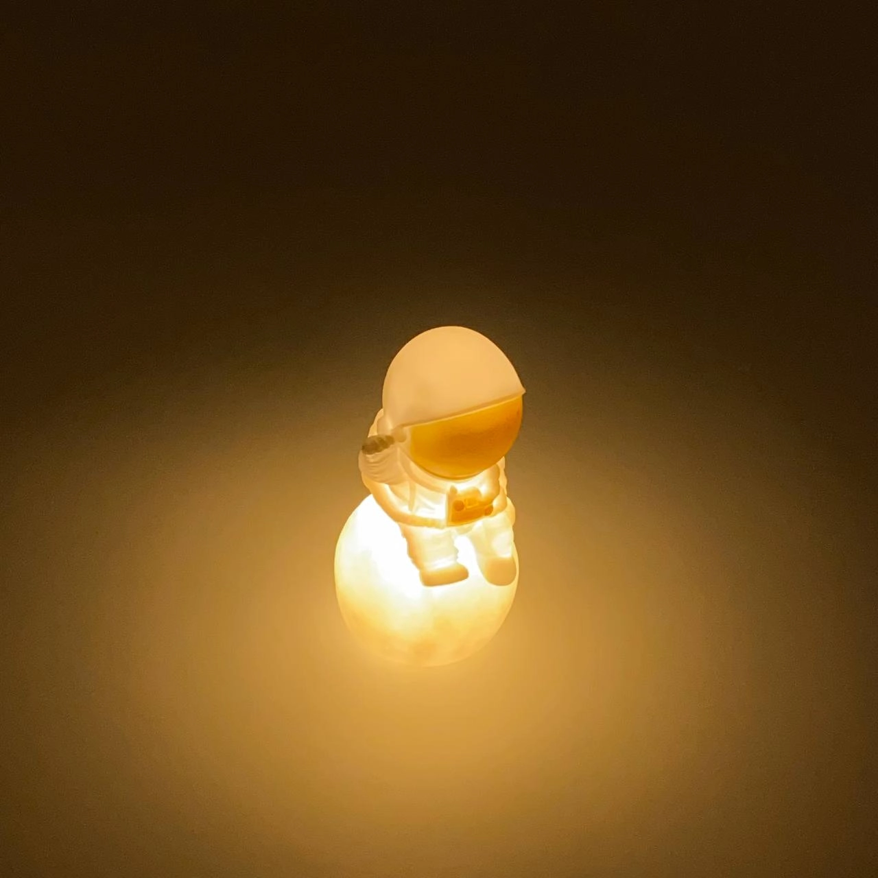 Настольная лампа Луна и космонавт белый в Узбекистане