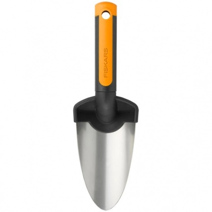 Садовый совок с металлическим лезвием Fiskars Premium Planters™ 1000726 - фото №1 Садовый совок с металлическим лезвием Fiskars Premium Planters™ 1000726