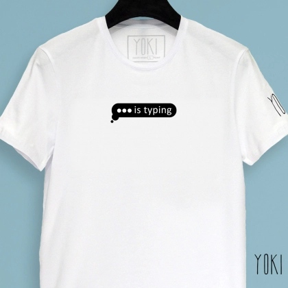 "... is typing" White futbolkasi