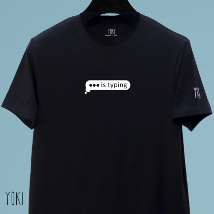 "... is typing" Black futbolkasi