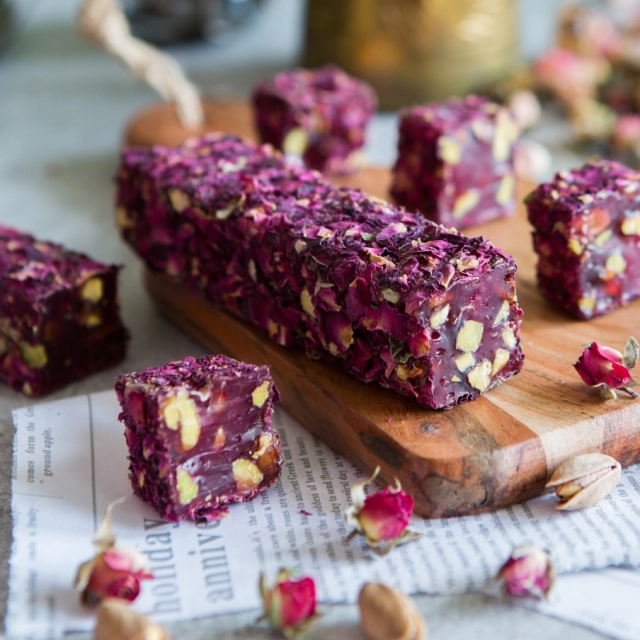 Anor ta&rsquo;mli, atirgul bargchalari bilan qoplangan Malatya lokumi, 1 kg