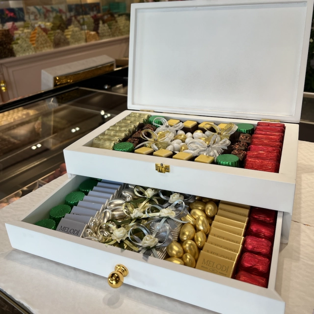 Belgiyalik shokoladlar solingan hashamatli yog&lsquo;och sandiq